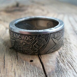 Op de afbeelding: Een zilveren ring gemaakt van een Sovjet-munt met een ruimtethema-ontwerp met de tekst "В КОСМОС" en "НИЖНИЙ".