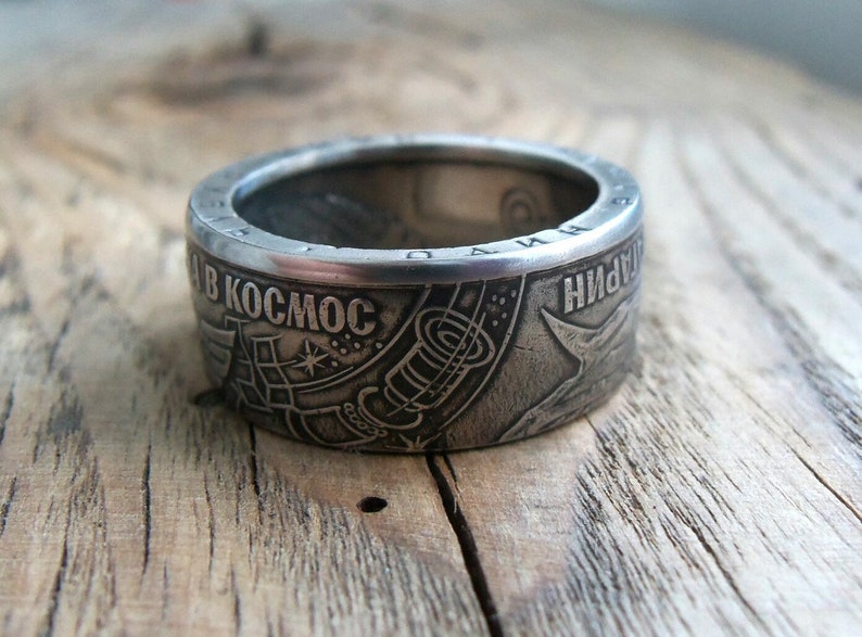 Op de afbeelding: Een zilveren ring gemaakt van een Sovjet-munt met een ruimtethema-ontwerp met de tekst "В КОСМОС" en "НИЖНИЙ".