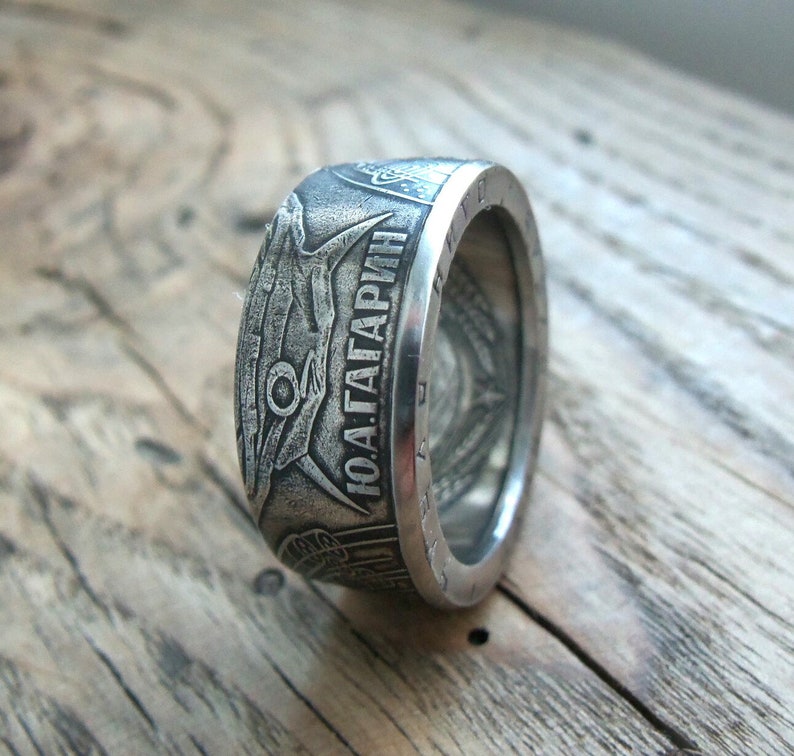 Op de afbeelding: Een zilveren ring gemaakt van een munt met een vis en de tekst "Ю.А.ГАГАРИН".