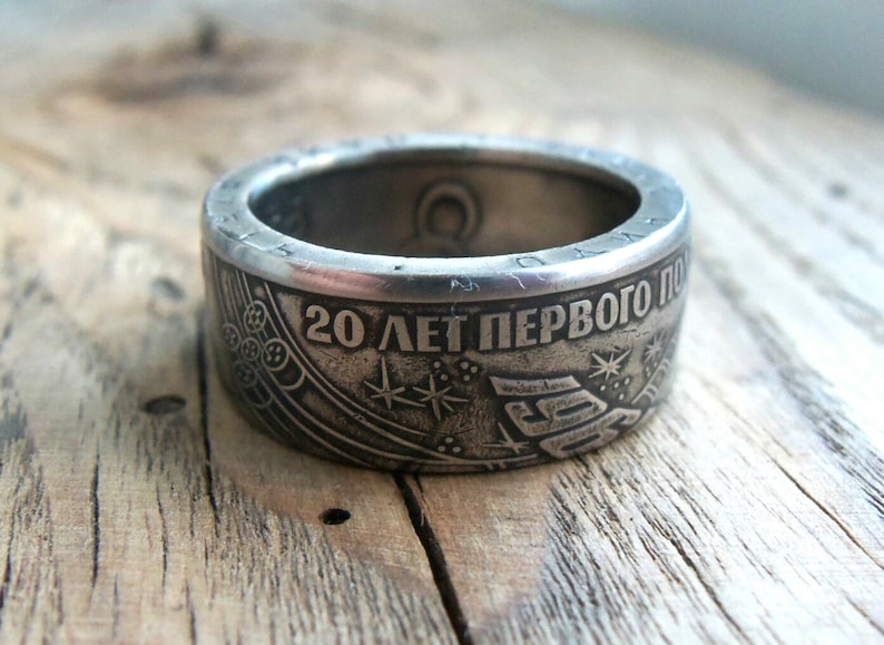 Op de afbeelding: Een zilveren ring gemaakt van een Sovjet-munt. De munt heeft de tekst "20 лет первого полета" wat vertaald wordt als "20 jaar van de eerste vlucht".