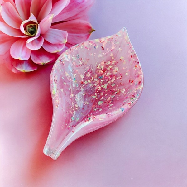 Shimmering Leaf Shaped Self-Draining Soap & Sponge Holder. Pink Soap Dish. Unique Soap Holder. Handmade Home Decor. Soap Dish. Resin Art.