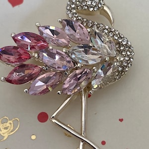 Spilla a forma di fenicottero con cristalli rosa e strass metallici, circa 40 x 60 mm