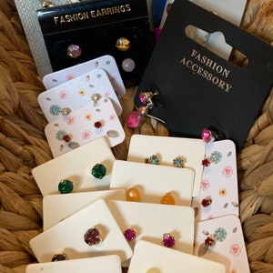Wholesale 100 pairs of Quality vintage earrings mixed size colour style Unworn