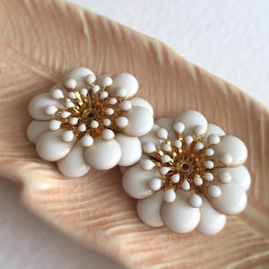 2 grandes cabochons de fleurs en émail blanc cassé, perles de fleurs en laiton, cabochons de fleurs en or (0786)