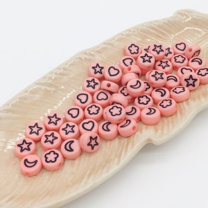 100 x Rosa Armband Perlen Acryl Mond Stern Herz Blume Perlen Gemischt Muster Flache Runde Perlen (2464)