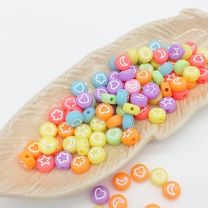 100 x Neon Armband Perlen Acryl Mond Stern Herz Blumen Perlen Mixed Muster Flache runde Perlen für DIY Freundschaftsarmband (3082)