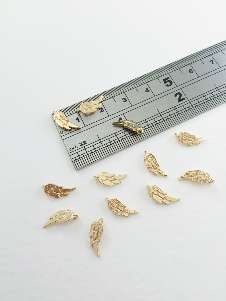 2 x Äkta guldpläterade vingberlocker, vingberlocker i 18K guld, små vinghängen i guld, minimalistiskt halsbandshänge (0270) bild 3