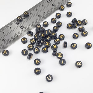 100 x perles alphabet noires et dorées Bracelet perles lettres en acrylique, breloques alphabet, perles lettres aléatoires plates et rondes (1870B)