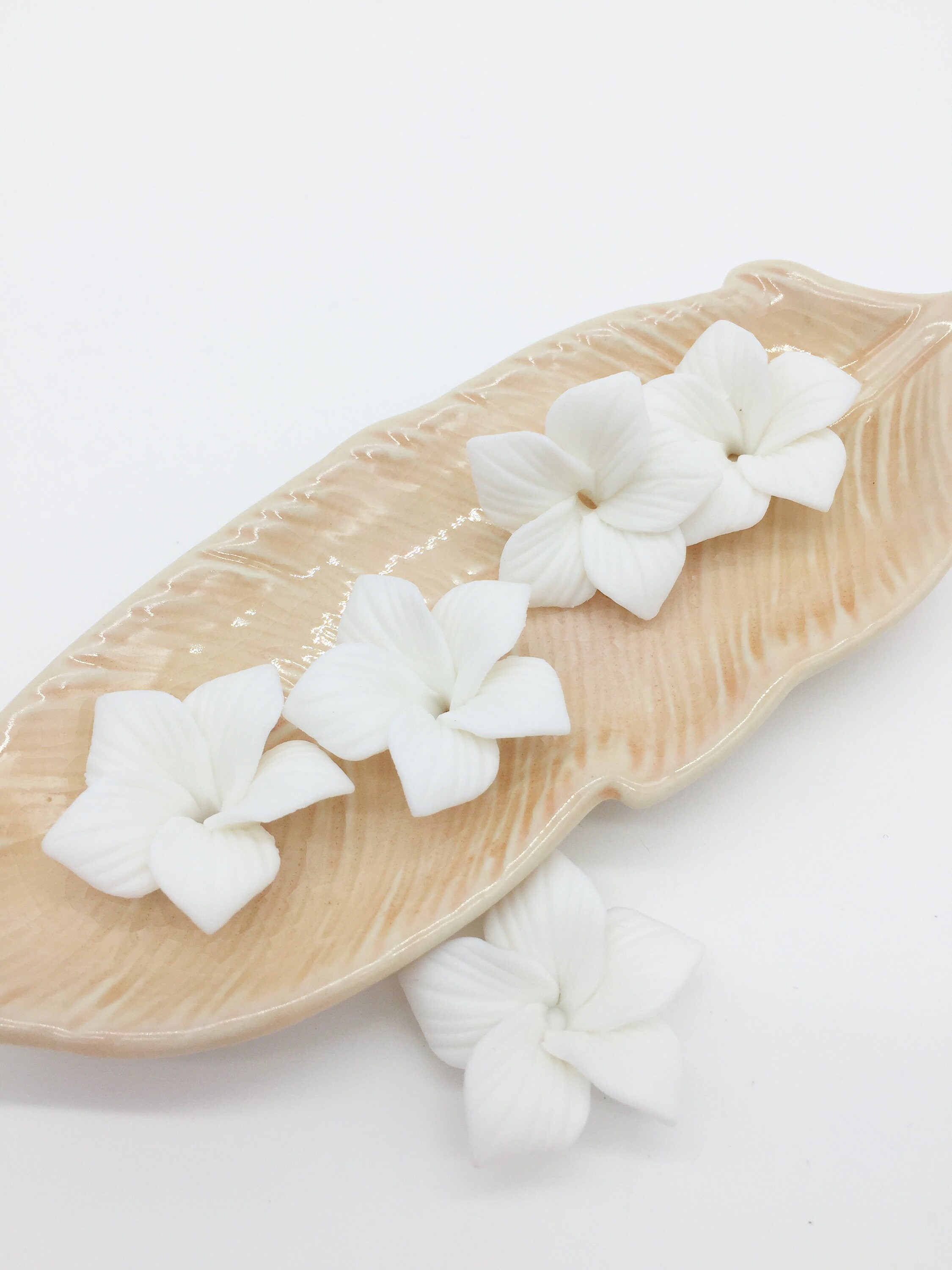 27mm Pointed petal lucite flower beads