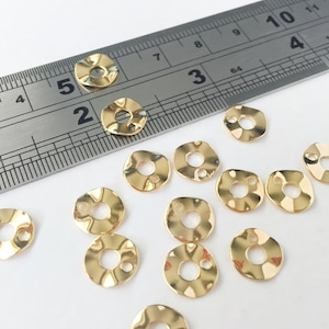 10 x 18K Gold Plated Wavy Disc Charms, Hammered Coin Charms, Hammered Disc Charms, Gold Washer Beads (0017)