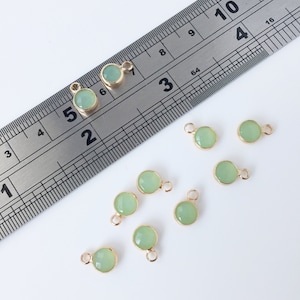 4 x Winzige Facettierte Glas Charms Zierliche Kristall Anhänger Kleine Charms in Gold Grün Glas Charms (2241)