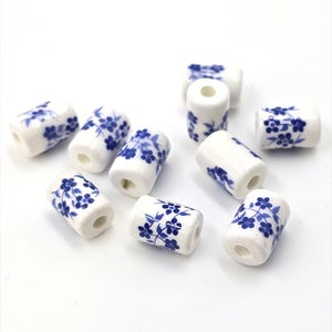 10 x Säulenförmige weiße Keramikperlen mit blauem Blumenmuster, 12 x 8 mm blaue und weiße Porzellanperlen, Delfter Perlen