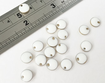 Paillettes émaillées blanches de 8 x 8 mm, breloques rondes en émail blanc, pendentifs en laiton émaillé, minuscules breloques enduites d'émail (0333)