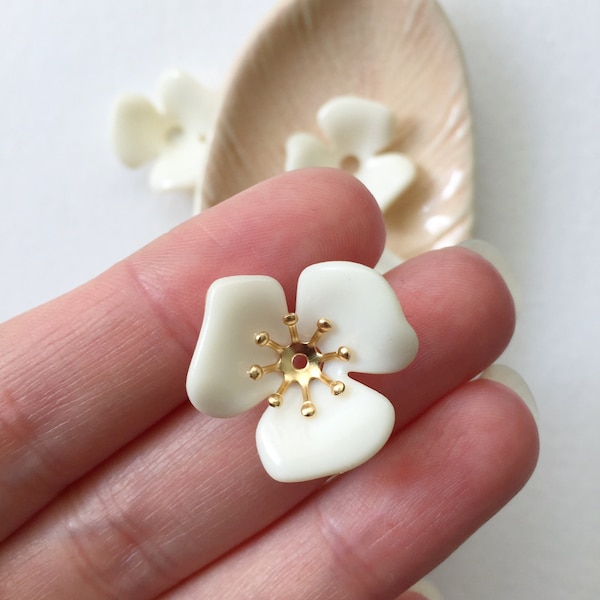 8 x Large Ivory Flower Beads Acrylic Three Petal Flowers for Tiara Making Flower Bead Caps (3023)