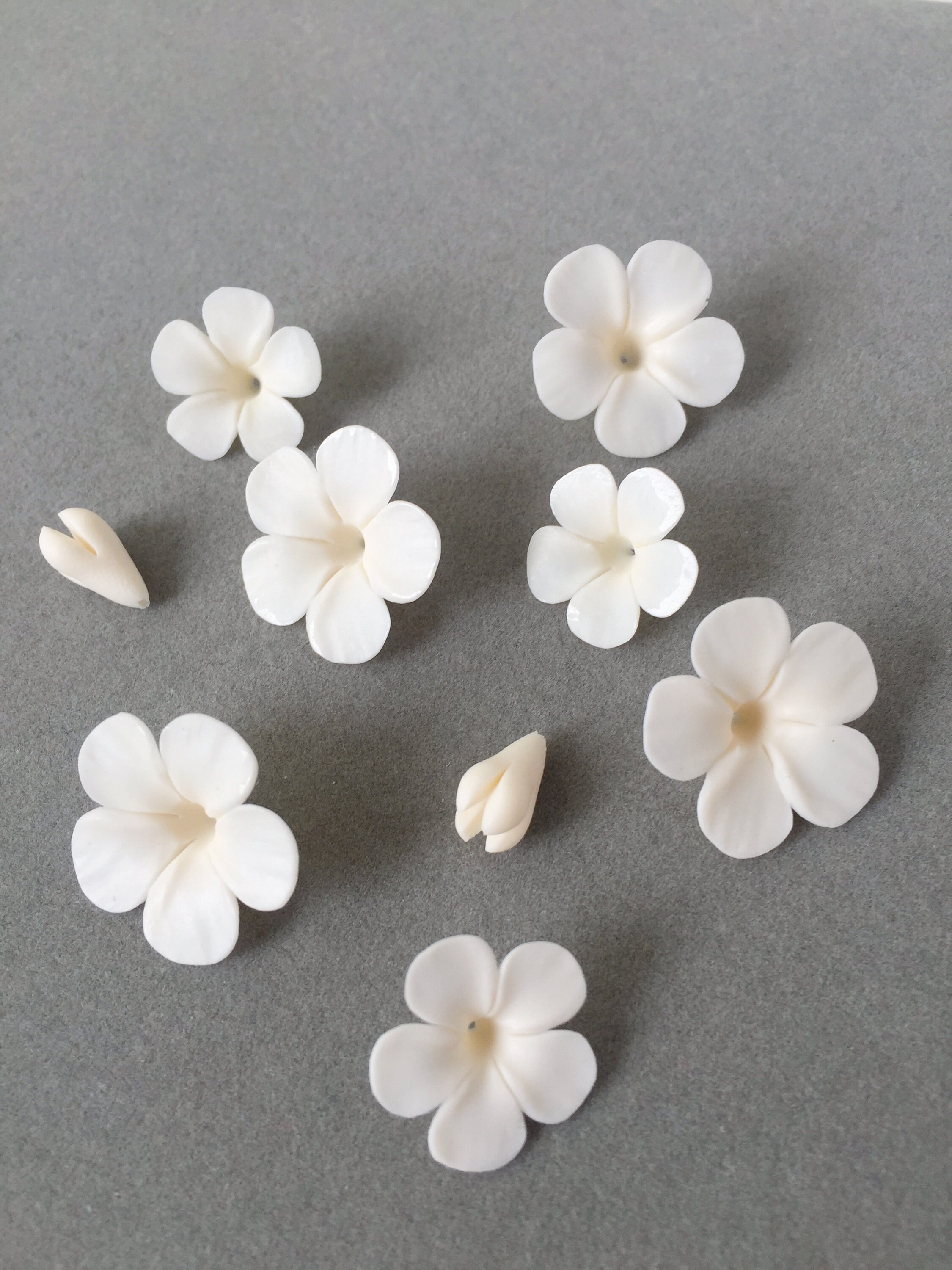 White Clay Beads with White Small Flower & AB Rhinestones, 18mm