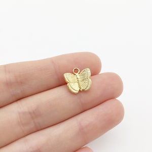 2 x 小さなゴールド バタフライ ペンダント、ソリッド ステンレス スチールの詳細なバタフライ チャーム、ゴールド メッキ防水ネックレス ペンダント (0381)