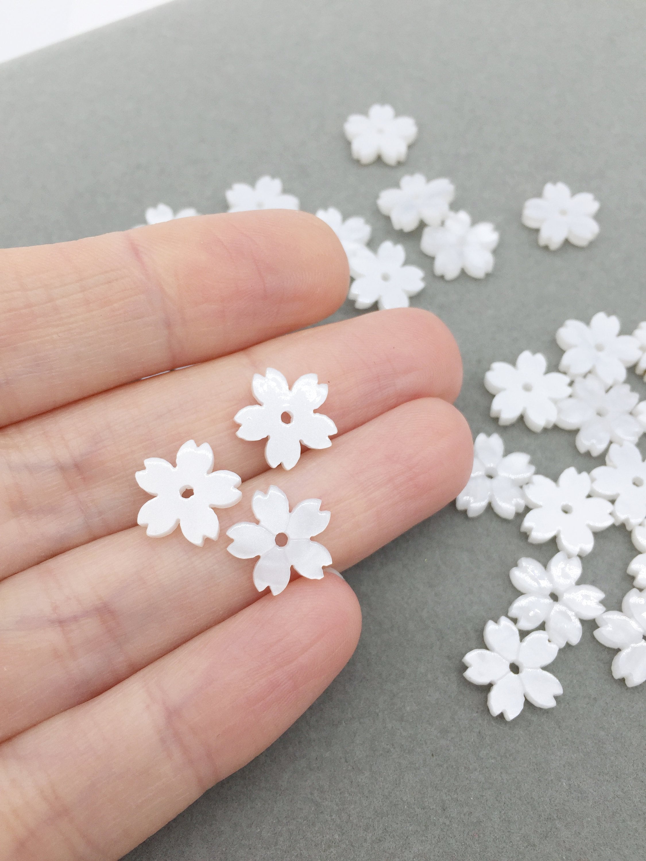 20 X Pearl White Flower Beads Tiny Acrylic Mother of Pearl Flower