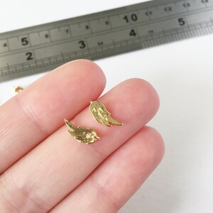 2 x Äkta guldpläterade vingberlocker, vingberlocker i 18K guld, små vinghängen i guld, minimalistiskt halsbandshänge (0270) bild 2