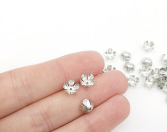 100 x Silberne Blumen-Perlenkappen, kleine Metall-Perlenkappen, 5 Blüten-Perlenkappen (3261)
