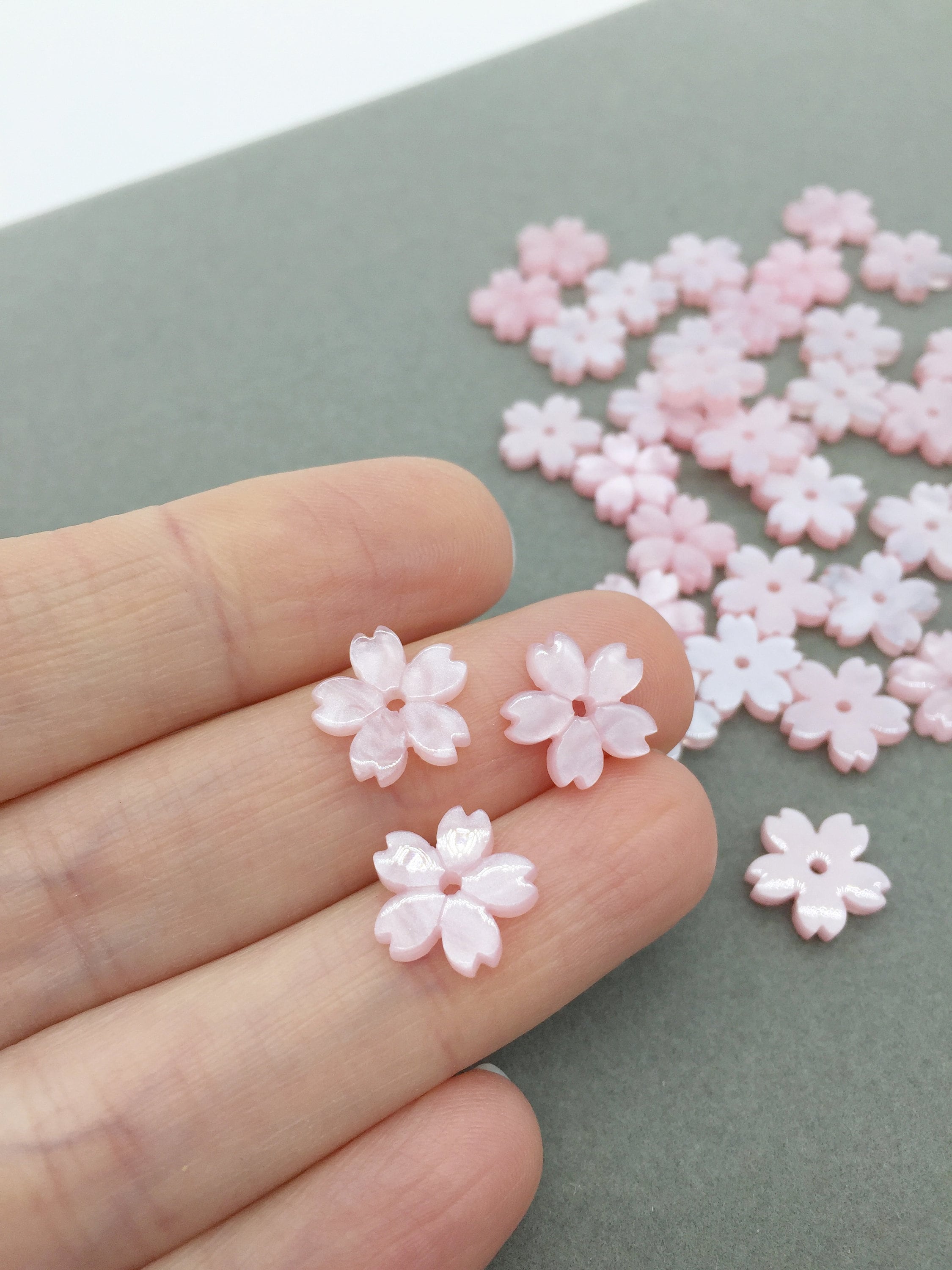 20 X Pearl Pink Flower Beads Tiny Acrylic Mother of Pearl Flower