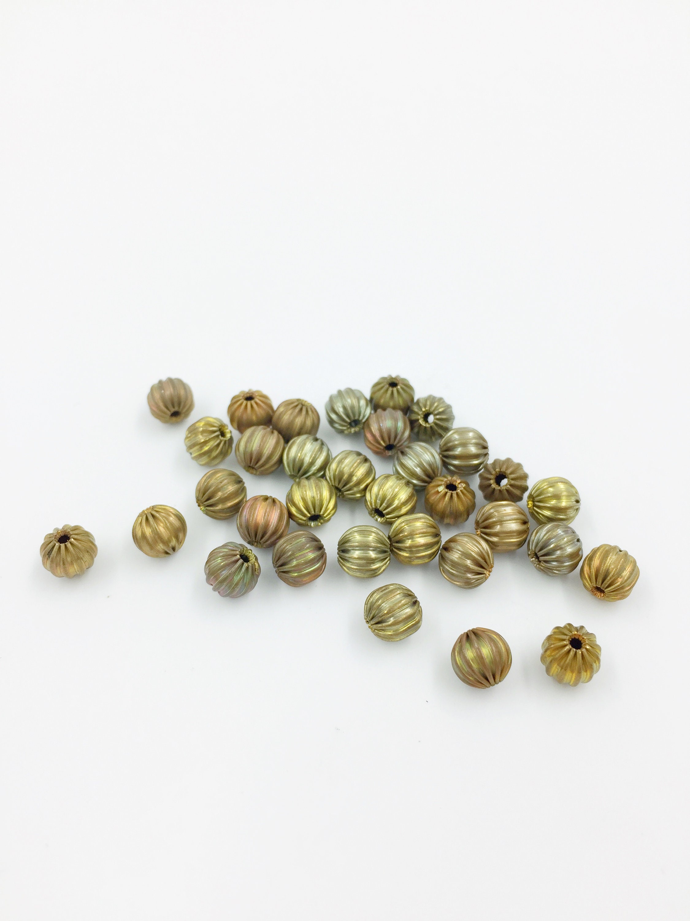 30 x 6 mm ヴィンテージ コルゲートボールビーズ、生真鍮リブ付き