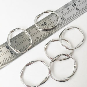 4 x Platin überzogene gewellte ovale Verbinder, Ohrring Verbinder, 32mm Silber ovale Verbinder verdrehte ovale Verbinder (0953)