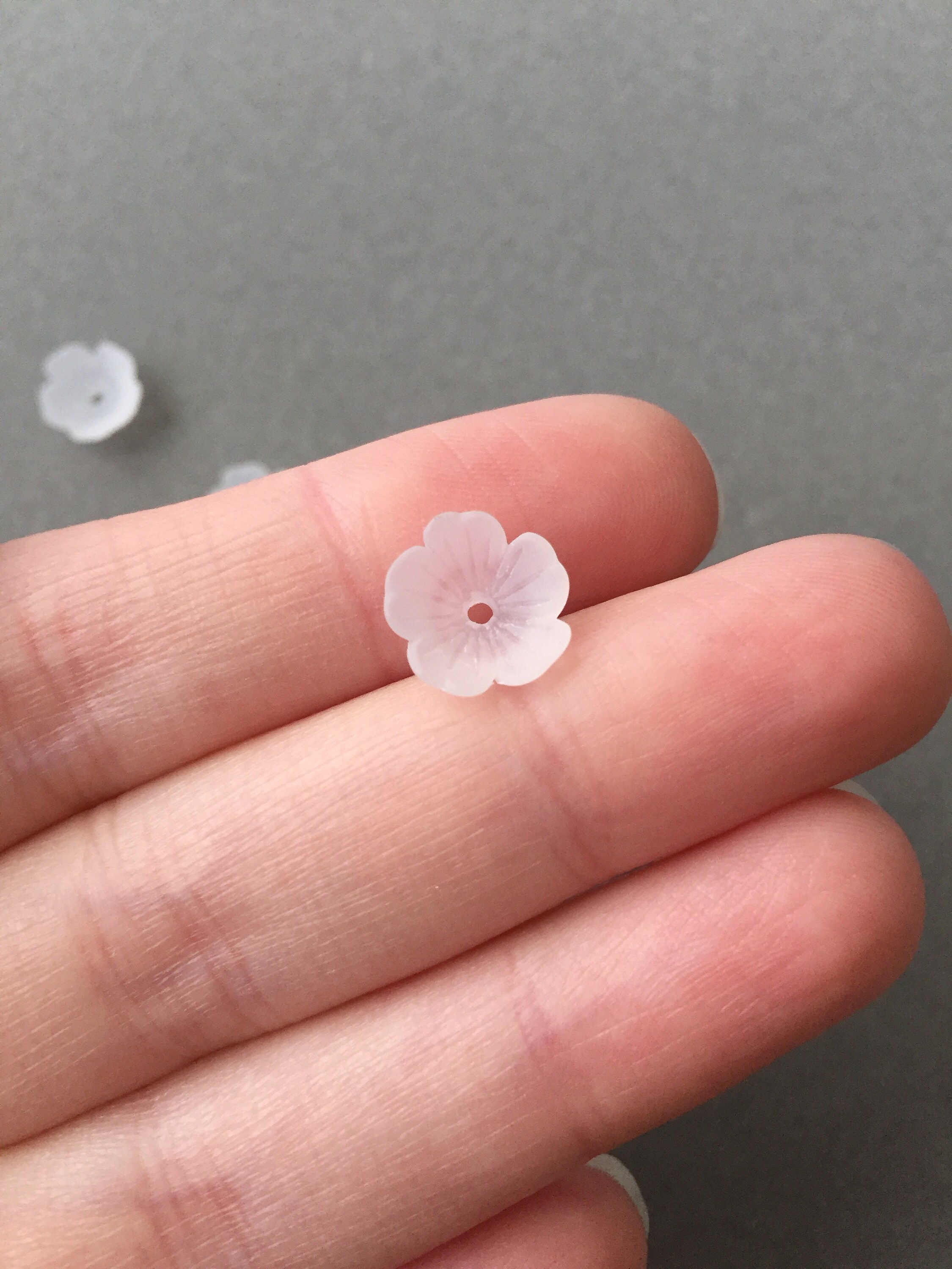 ティアラ作り用 20 x 11 mm 半透明フラワービーズ アクリルフラワー 