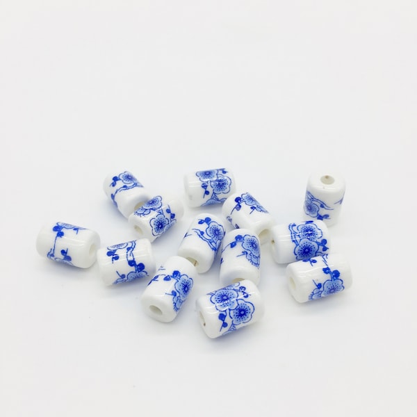 10 x Perles en céramique blanche en forme de colonne avec motif floral bleu, 12x8 mm (3877)