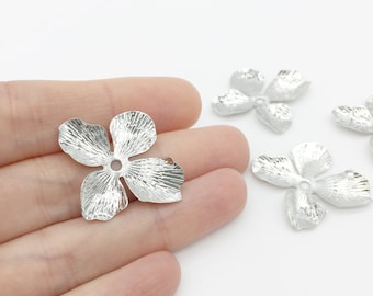4 x rhodinierte Metallperlen, 32 x 28 mm, silberfarbene Blumen mit strukturierten Blütenblättern