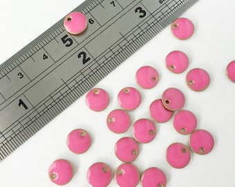 Paillettes émaillées rose vif de 8 x 8 mm, breloques rondes en émail rose, pendentifs en laiton émaillé, minuscules breloques enduites d'émail (0339)
