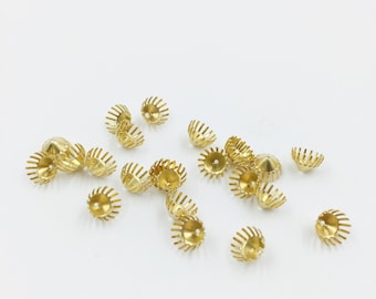 40 capuchons de perles d'étamines en laiton brut, petits inserts centraux en métal doré, 7 x 4,5 mm