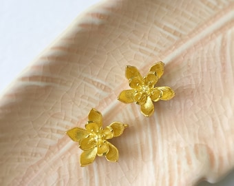 2 x Raw Brass Lotus Flower Charms Brass Flower Charms Gold Flower Charms Earring Pair Flowers Small Flower Charms (1341)