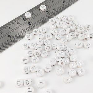 100 x Weiß Silber Alphabet Perlen Acryl Buchstaben Perlen Armband Alphabet Anhänger Flach Rund Zufalls Buchstaben Perlen (1871)