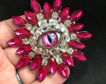 ¡Apasionado broche artístico de dragón rosa intenso o ojo de gato con un iris de cristal de fantasía hecho a mano y pedrería colocada a mano! ¡Sólo uno!