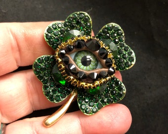 Broche de arte de globo ocular de trevo de quatro folhas verde da sorte com um olho verde natural e strass colocados à mão! Trevo!