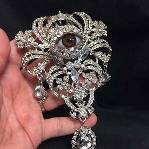 Enorme broche de arte em forma de globo ocular de cristal épico com um olho marrom escuro e strass colocados à mão!