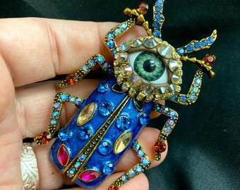 Broche de Besouro Ornamentado e Cravejado de Joias: Joias Surrealistas em Formato de Olho com Strass