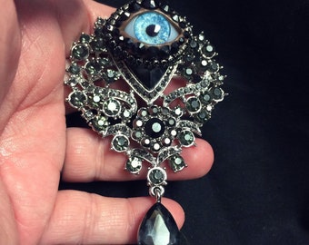 Gotische grijze en zwarte vintage sierlijke stijl oogbol kunstbroche met een handgemaakte blauwe glazen iris en met de hand geplaatste strassteentjes!