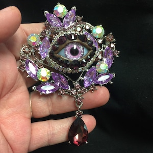 Leidenschaftlich Violette Vintage Verzierte Augapfel Brosche mit Handgemachter Violetter Glas Iris und Strass Steinen!