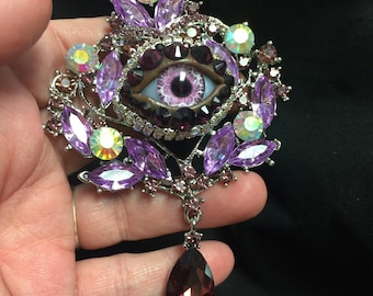 Broche de arte em formato de globo ocular vintage, em tons de roxo apaixonado, com íris de vidro violeta feitas à mão e strass colocados à mão!