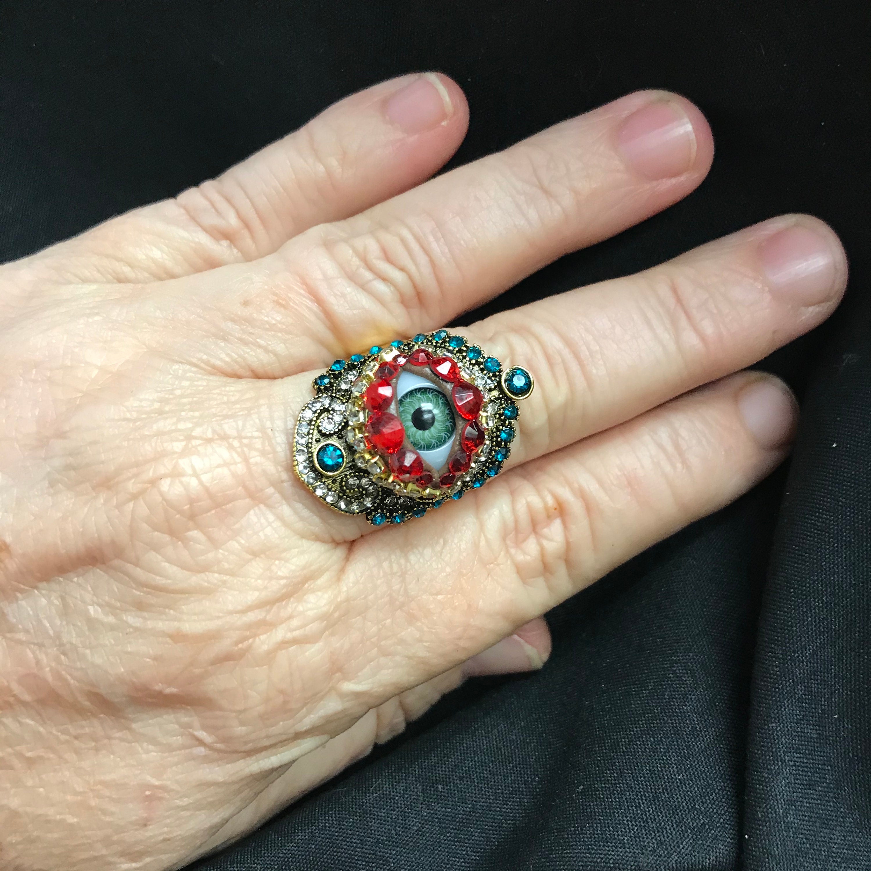 Fantastische sierlijke vintage stijl gouden oogbolkunstring met een natuurlijk groen oog en met de hand geplaatste strassteentjes! Maat 8 - vraag naar andere maten!!