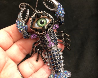 Grillige en unieke kunstkreeftjes- of kreeftenbroche met een natuurlijk groen oog en met de hand geplaatste strassteentjes!