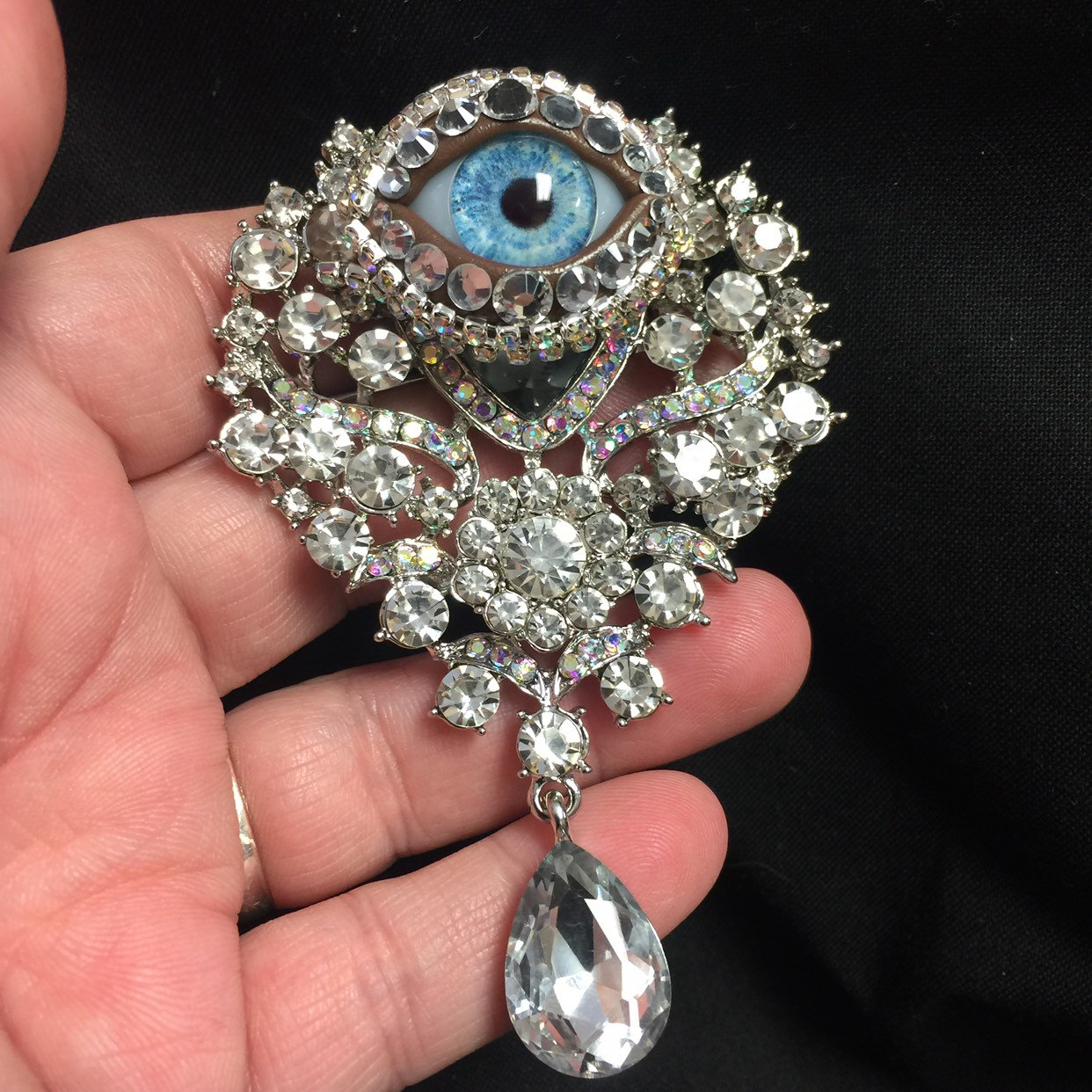 Broche de cristal e arte em globo ocular estilo vintage ornamentado iridescente com íris de vidro azul feita à mão e strass colocados à mão!