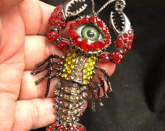 Eigenzinnige, met juwelen getooide rivierkreeft- of kreeften-kunstbroche met een natuurlijk groen oog en met de hand geplaatste strassteentjes en een scharnierende staart!