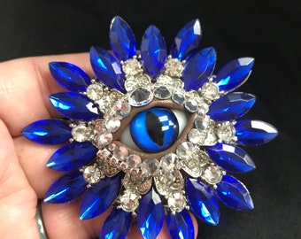 ¡Broche de arte de globo ocular de ojo de gato o dragón azul brillante audaz con un iris de vidrio Famtasy hecho a mano y pedrería colocada a mano! ¡Sólo uno!