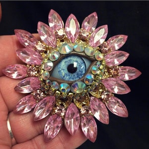 Broche artistique vintage rose pastel style sunburst avec un iris en verre bleu fait main et des strass placés à la main !