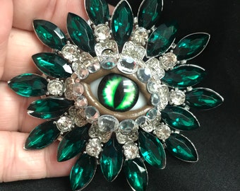 Precioso broche de arte de globo ocular de dragón verde o ojo de gato con un iris de cristal de fantasía hecho a mano y pedrería colocada a mano. ¡Sólo uno!