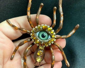 Broche gigante de aranha pintada à mão, alfinete surreal de olho verde cravejado de joias
