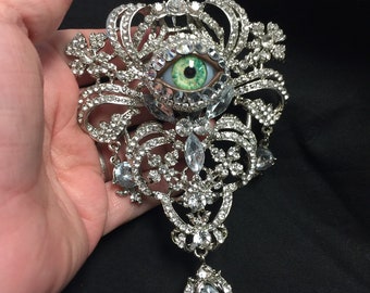Enorme broche de arte em forma de globo ocular de cristal épico com uma íris de vidro verde feita à mão e strass colocados à mão!