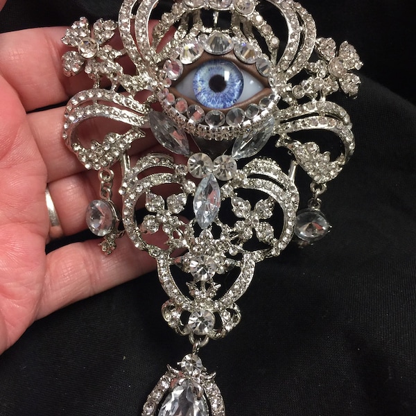 Broche/pingente vintage enorme em formato de olho: Íris de vidro azul feita à mão, estilo ornamentado com strass.